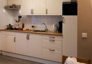 Fridge, microwave, coffee/tea maker, cookware/dishes/utensils - Vakantieboerderij Tergracht - t Huuske (Epen)