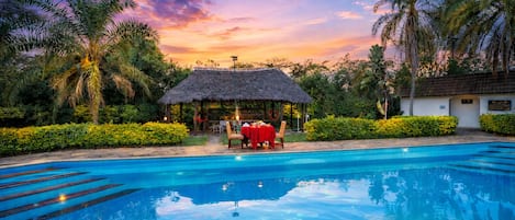 Una piscina al aire libre
