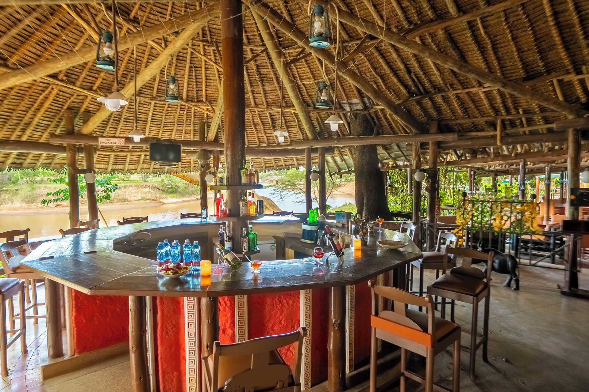 2 bars/lounges