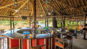 2 bars/lounges