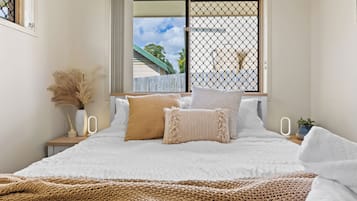 3 habitaciones, tabla de planchar con plancha, wifi y ropa de cama