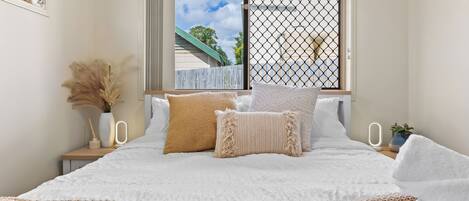 3 bedrooms, iron/ironing board, WiFi, bed sheets
