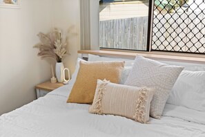 Tabla de planchar con plancha, wifi y ropa de cama 