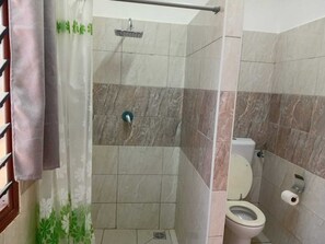 Toallas, jabón, papel de baño 
