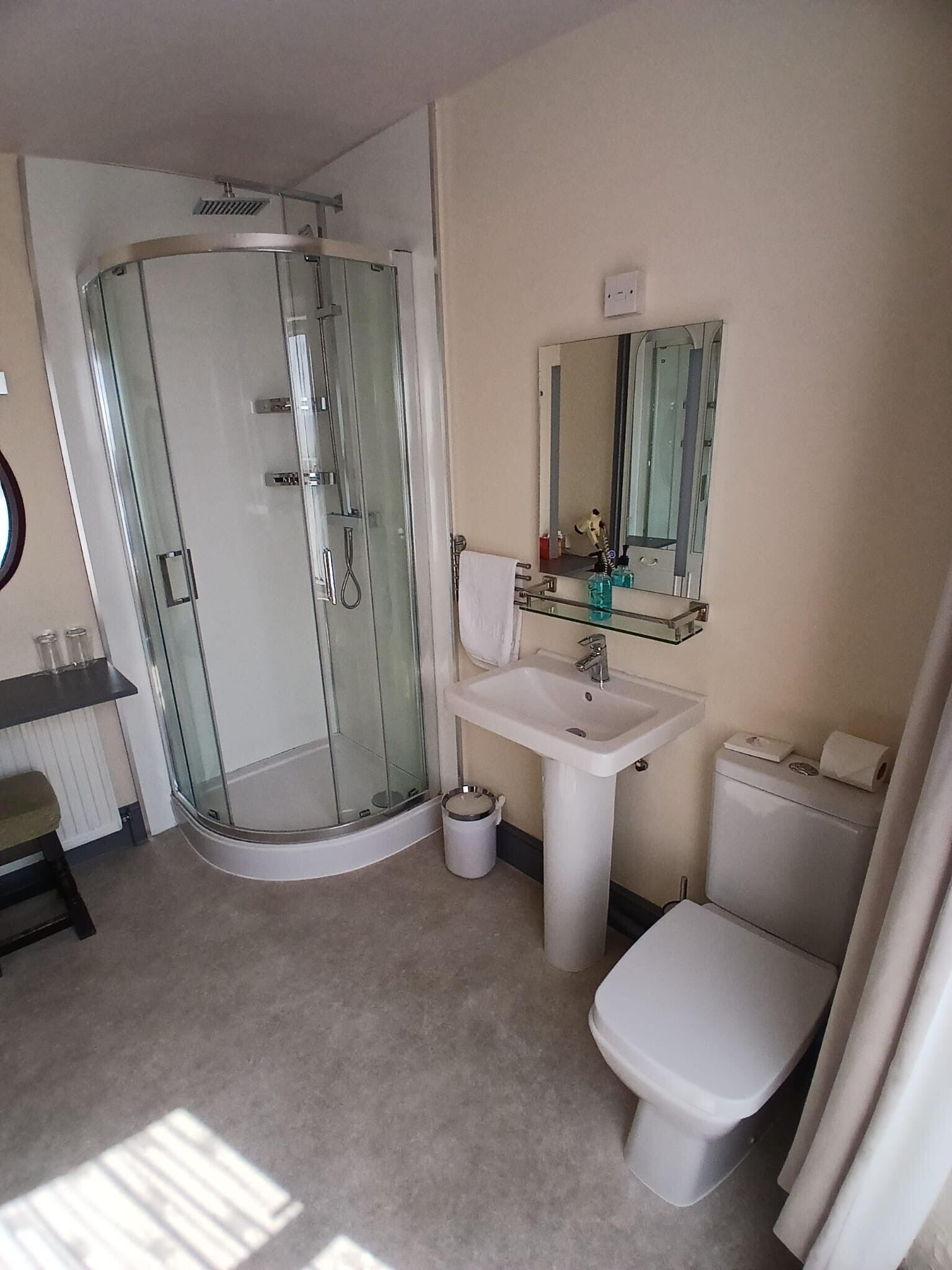 Twin Room | Bathroom | Free toiletries, hair dryer, towels, soap