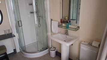 Twin Room | Bathroom | Free toiletries, hair dryer, towels, soap