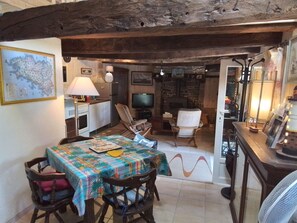 Dining - Quiet little farmhouse near Lake Guerĺédan and Pontivy (Kergrist)
