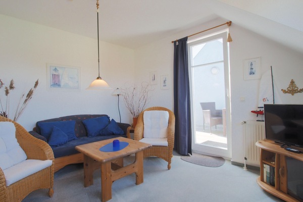 Wohnzimmer mit Sofa und Fernseher