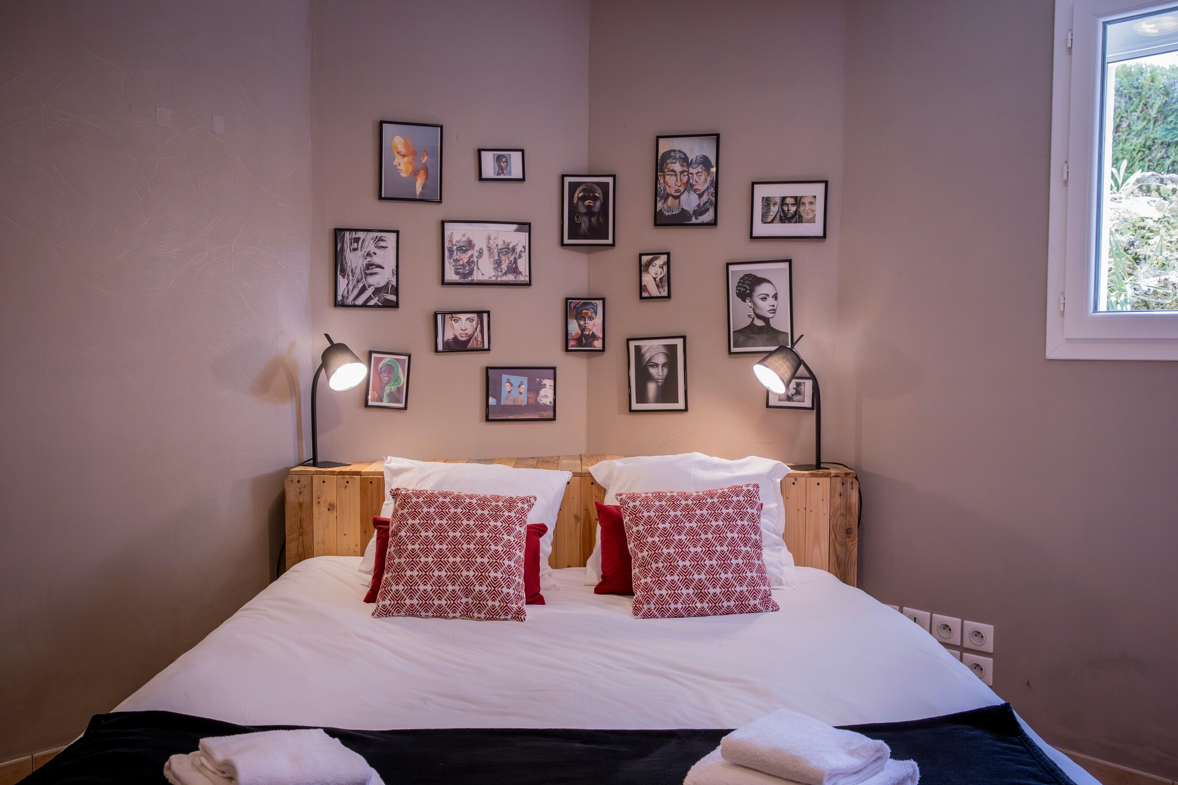 Desk, iron/ironing board, WiFi, bed sheets