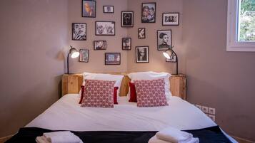 Desk, iron/ironing board, WiFi, bed sheets