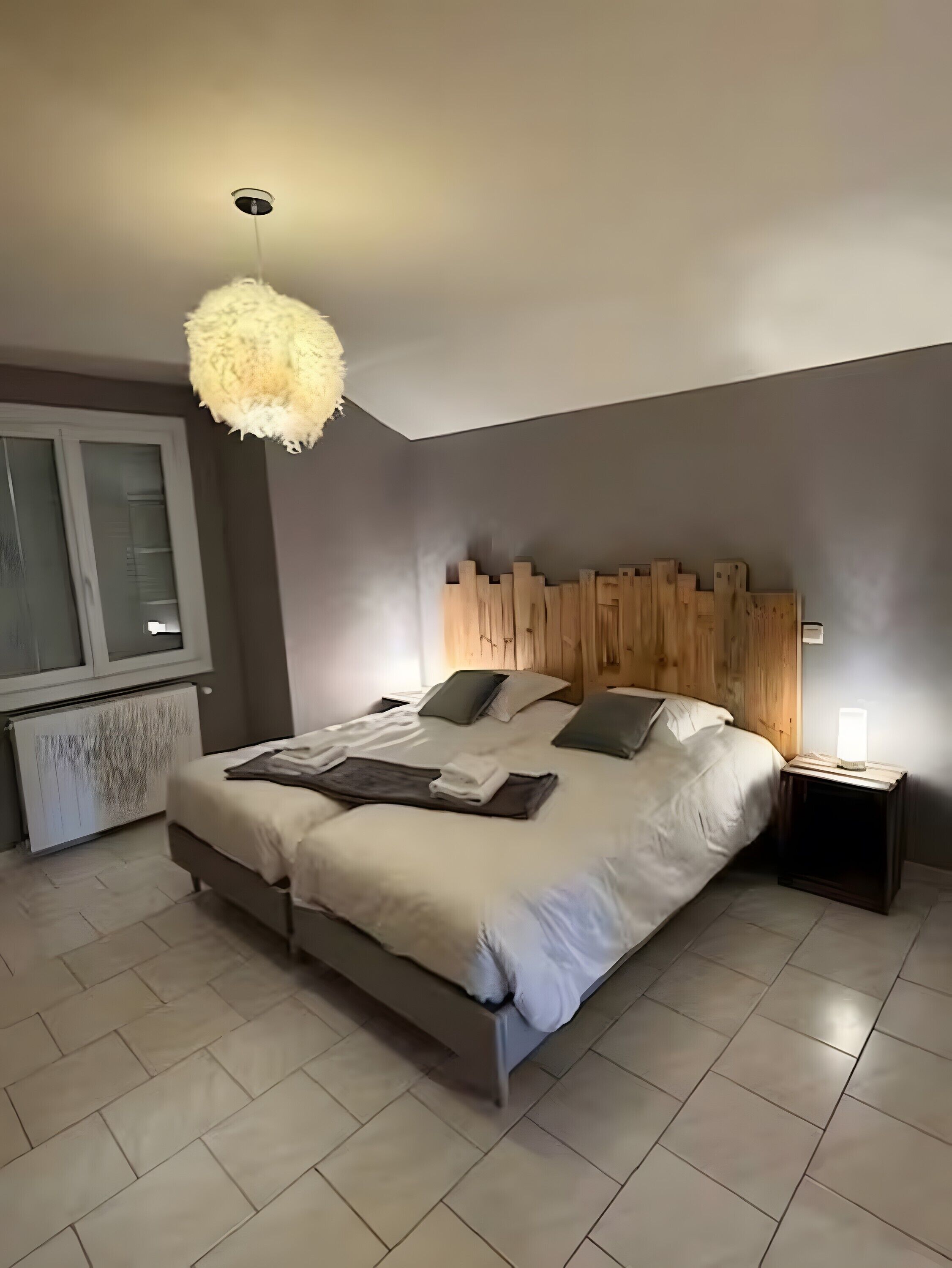 Een strijkplank/strijkijzer, wifi, beddengoed