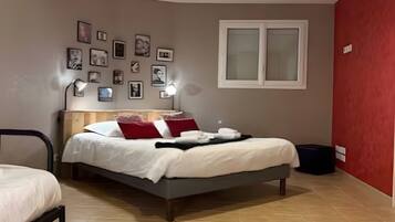 Een bureau, een strijkplank/strijkijzer, wifi, beddengoed