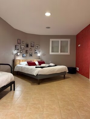 Escritorio, tabla de planchar con plancha, wifi y ropa de cama