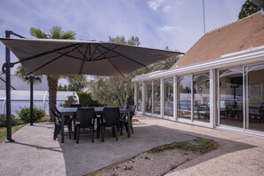 Outdoor dining - Holiday Home 'L'Escale Des Copains' with Private Pool, Private Terrace and Wi-Fi (Cormeray)