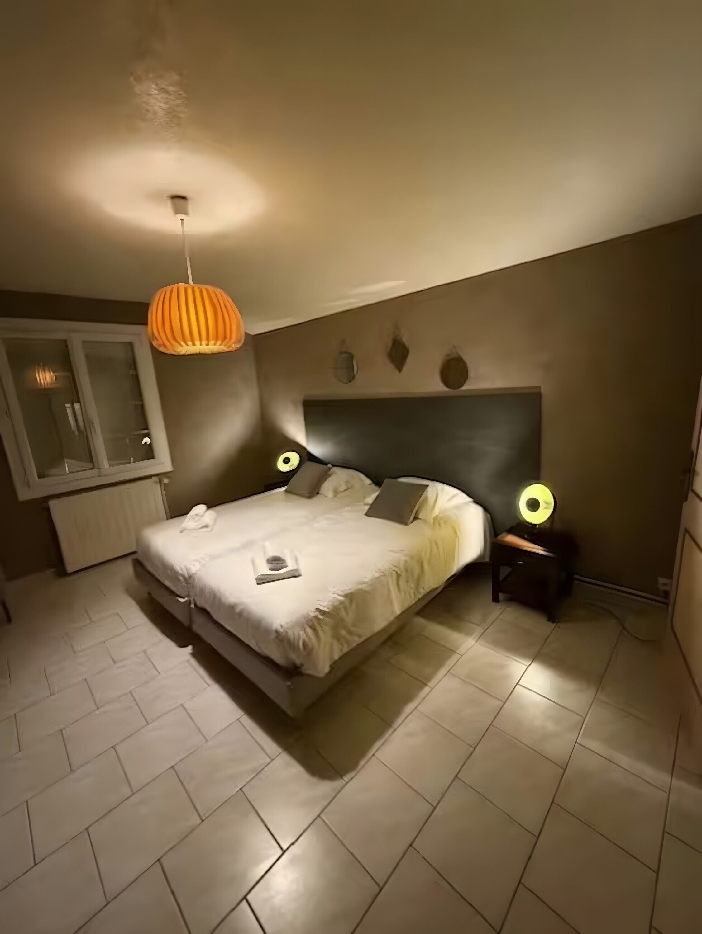 Een strijkplank/strijkijzer, wifi, beddengoed