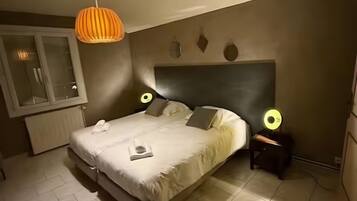 Een strijkplank/strijkijzer, wifi, beddengoed