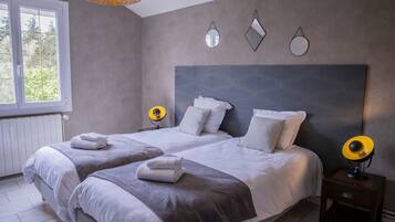 Skrivbord, strykjärn/strykbräda, wi-fi och sängkläder