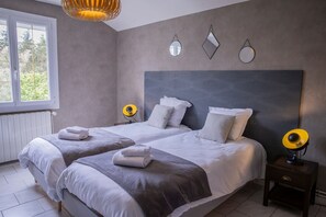 Una scrivania, ferro/asse da stiro, Wi-Fi, lenzuola