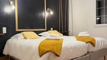 Skrivebord, strykejern/-brett, wi-fi og sengetøy