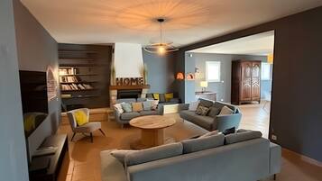 Televisie en een tafeltennistafel