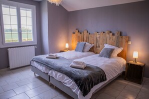 Desk, iron/ironing board, WiFi, bed sheets - Holiday Home 'L'Escale Des Copains' with Private Pool, Private Terrace and Wi-Fi (Cormeray)