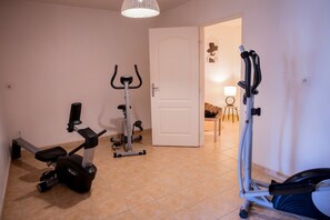Fitness facility - Holiday Home 'L'Escale Des Copains' with Private Pool, Private Terrace and Wi-Fi (Cormeray)