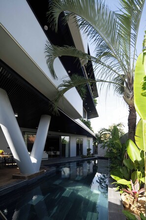 Outdoor pool - Villa in Da Nang's Millionaire Compound | Pool, BBQ, Massage, Elevator (Đà Nẵng)