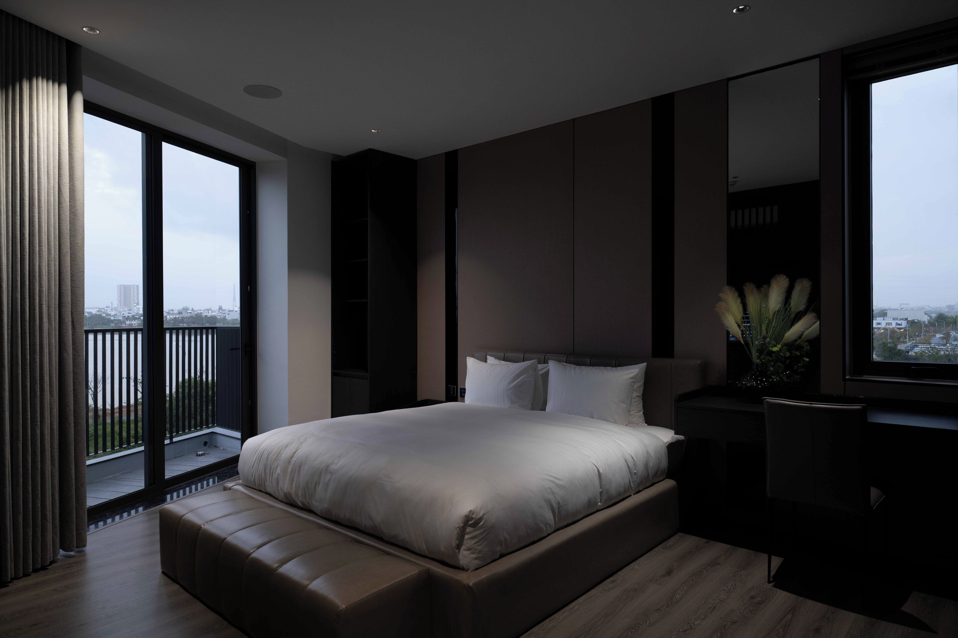 6 bedrooms, iron/ironing board, WiFi, bed sheets