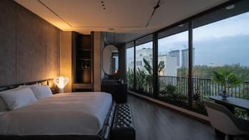 7 bedrooms, iron/ironing board, WiFi, bed sheets