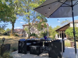 Outdoor dining - Heated pool + tennis court: Barn conversion with space to relax (Montaigu-de-Quercy)