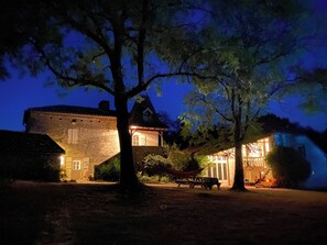 Exterior - Heated pool + tennis court: Barn conversion with space to relax (Montaigu-de-Quercy)