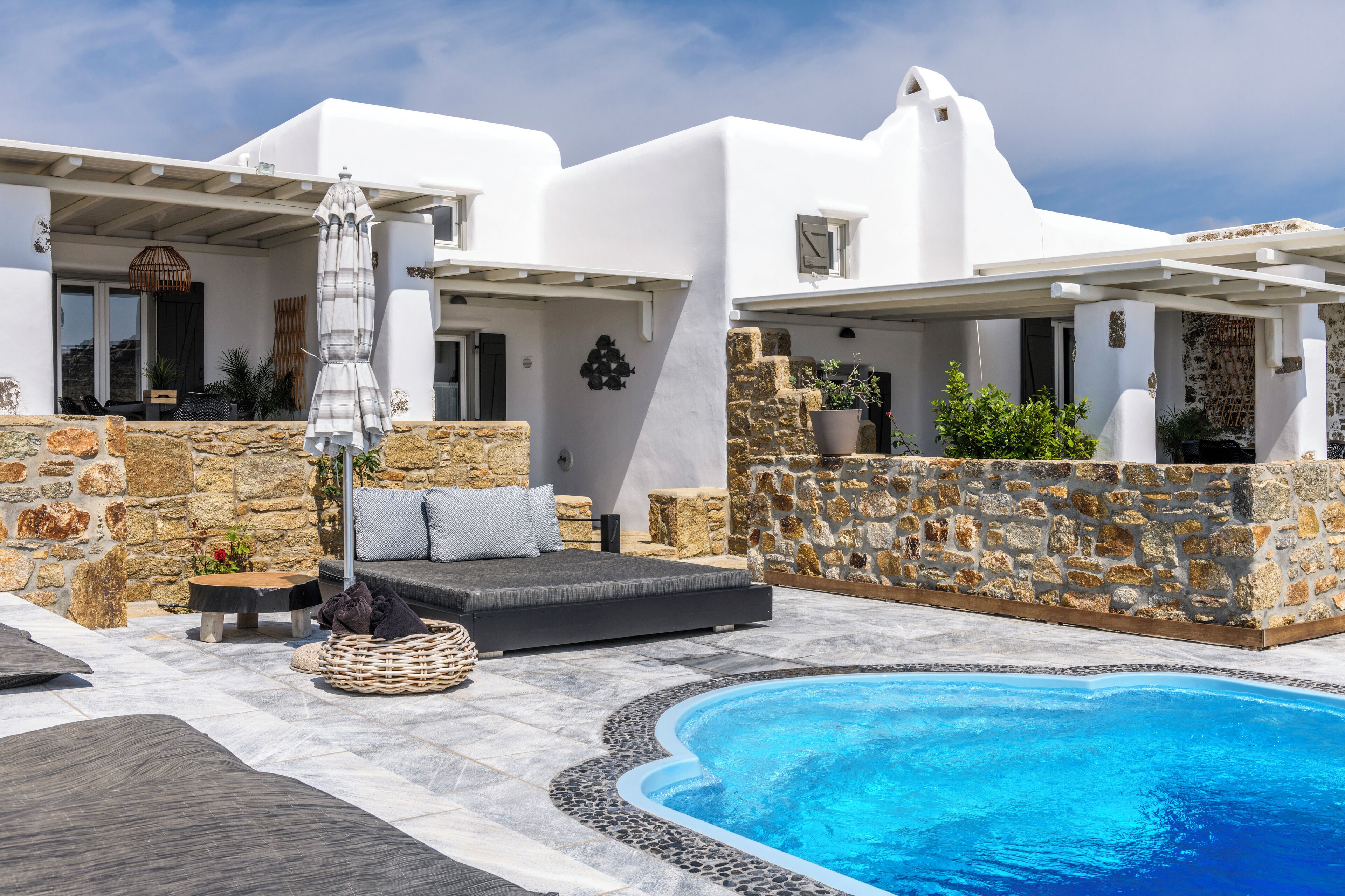 Una piscina al aire libre de temporada