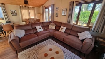 Cabin, 2 Bedrooms, Accessible, Balcony | Living room