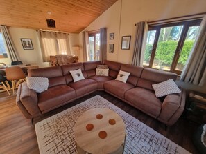 Cabin, 2 Bedrooms, Accessible, Balcony | Living room