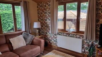Cabin, 2 Bedrooms, Accessible, Balcony | Living area