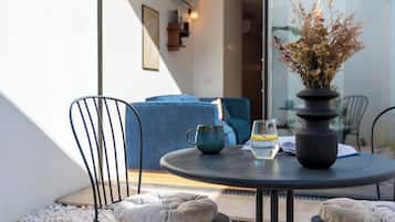 Classic Apartment | Outdoor dining