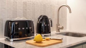 Fridge, microwave, oven, stovetop - Ando Living - São Miguel House (Porto)