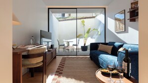 Un salon moderne comprenant un canapé, une table basse et un coin repas avec une table et des chaises.