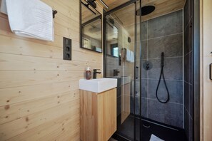 Hair dryer, towels, soap, shampoo - Sonnenplateau Cabins by amii (Wildermieming)
