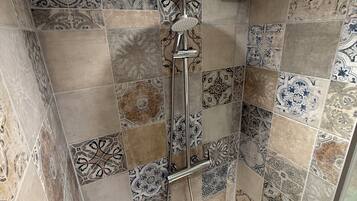 Suihku, hiustenkuivaaja, vessapaperi