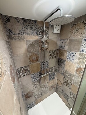 Suihku, hiustenkuivaaja, vessapaperi