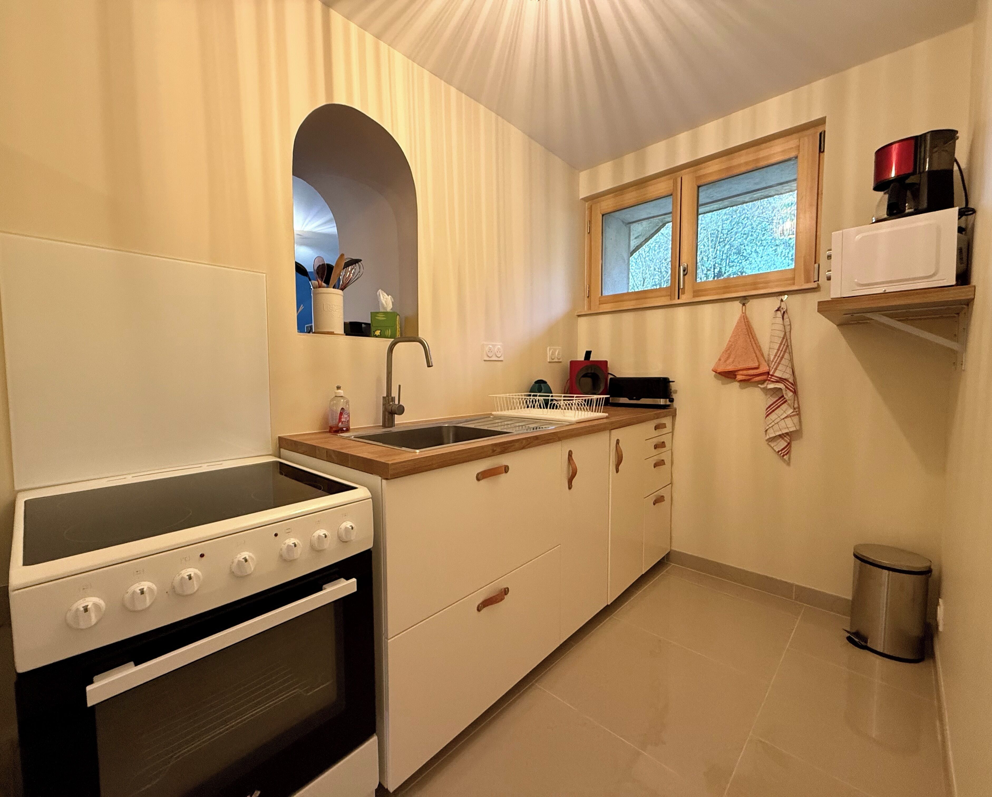 Jääkaappi, mikroaaltouuni, uuni, liesi