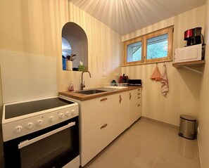 Jääkaappi, mikroaaltouuni, uuni, liesi