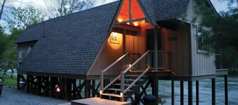 Riverfront cabin near New River Trail, Claytor Lake, and Draper Mercantile. Screened porch.