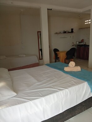 Tabla de planchar con plancha, wifi y ropa de cama 