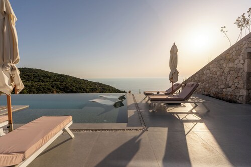Brand-new 4BR Villa with heated pool & stunning views