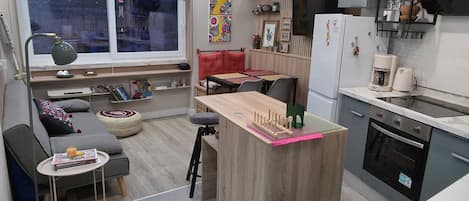 Fridge, oven, stovetop, coffee/tea maker