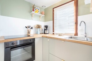 Fridge, microwave, oven, stovetop - Le Penty Gwen-Plage: Walk to Village, Beach & Oyster Farms (La Forêt-Fouesnant)