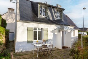 Outdoor dining - Le Penty Gwen-Plage: Walk to Village, Beach & Oyster Farms (La Forêt-Fouesnant)