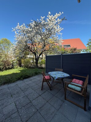Outdoor dining - Modern first floor apartment with garden - ideal for spa & clinic (Bad Krozingen)